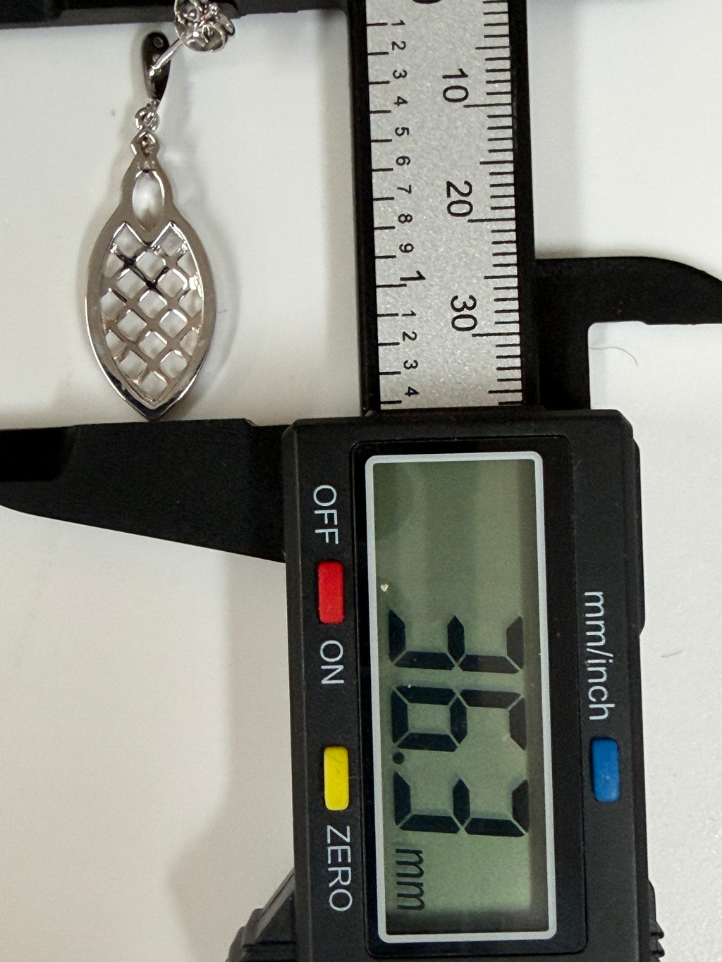 Lattice Luxe Drops Erring "LM"