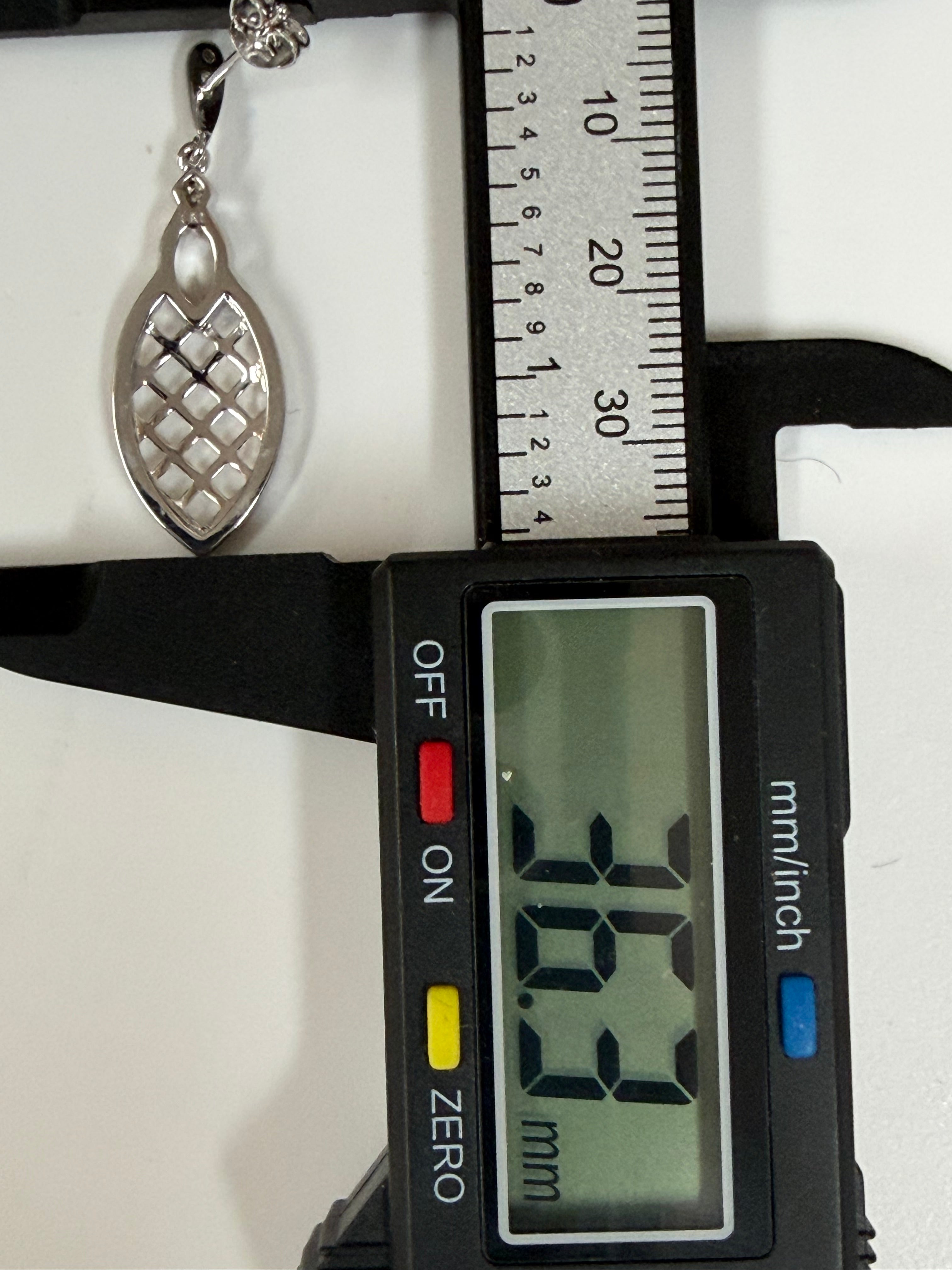 Lattice Luxe Drops Erring "LM"