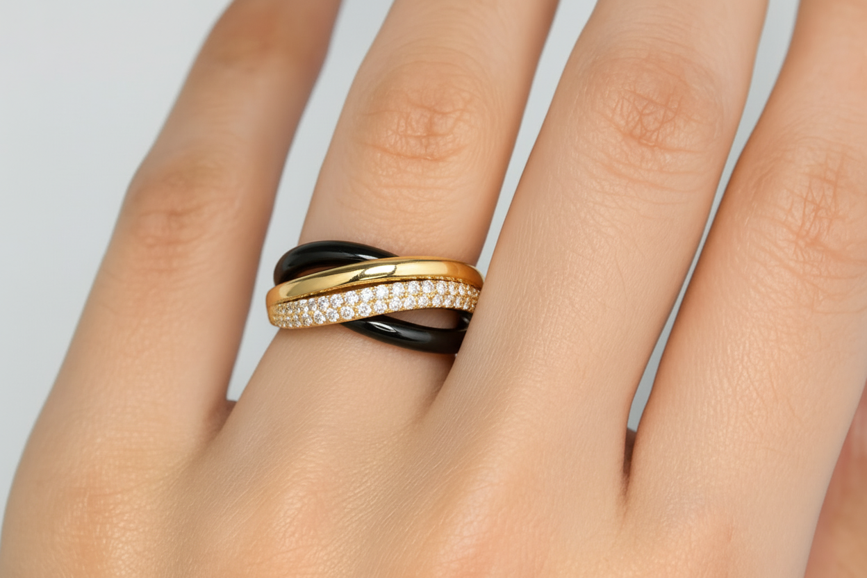 Three-band ring with yellow gold center